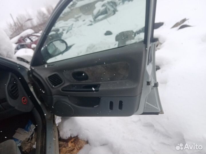 Дверь передняя Renault Laguna 1