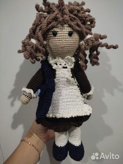 Кукла школьница первоклассница вязаная