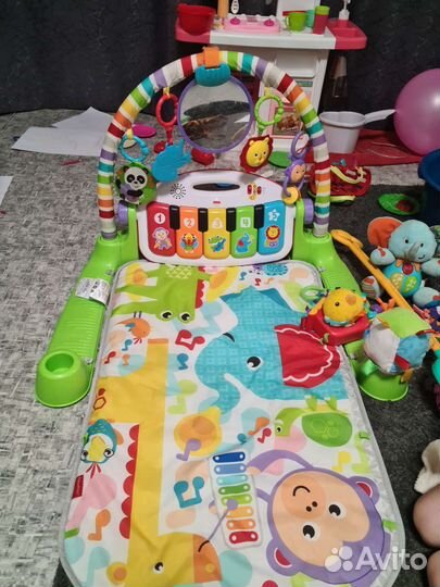 Пианино и игрушки