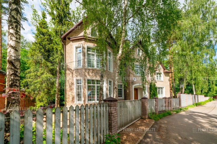 Коттедж 435 м² на участке 15 сот.