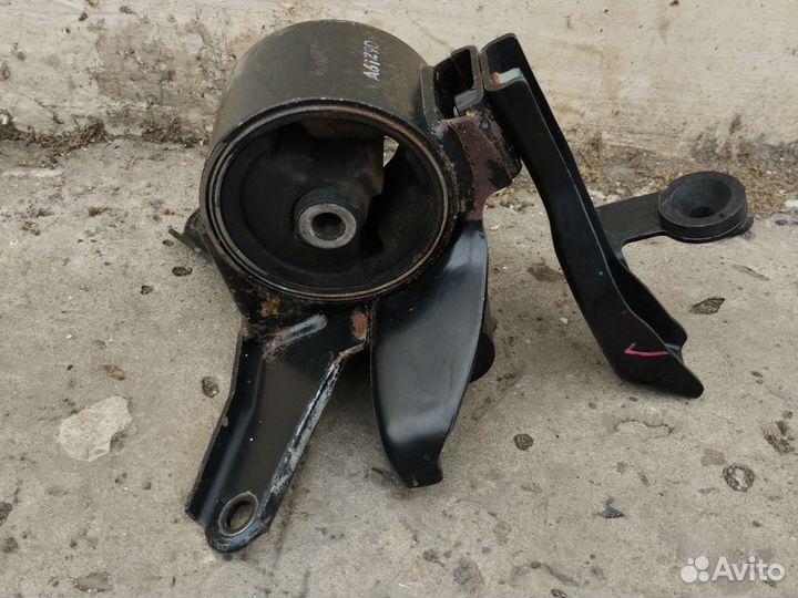 Опора двигателя левая KIA Carens