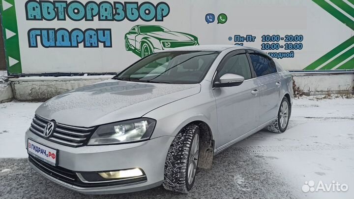 Кронштейн обшивки стойки левый Volkswagen Passat B