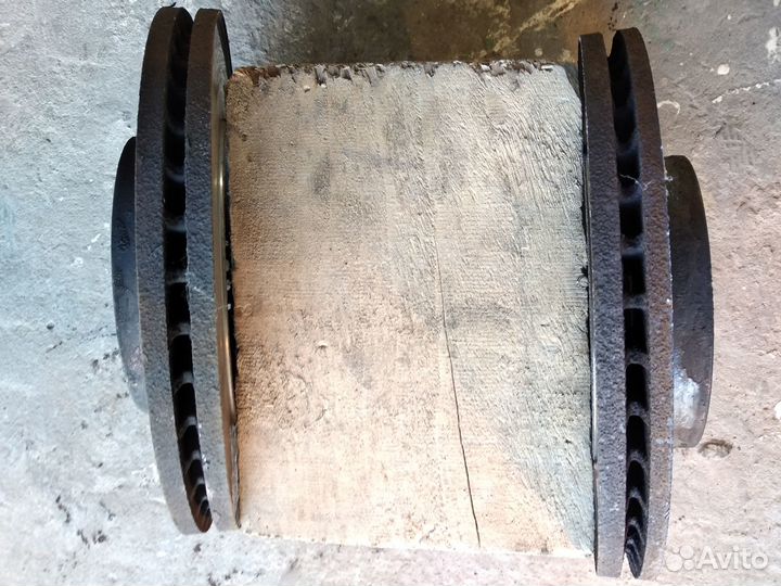 Тормозной диск передний Toyota Corolla E180