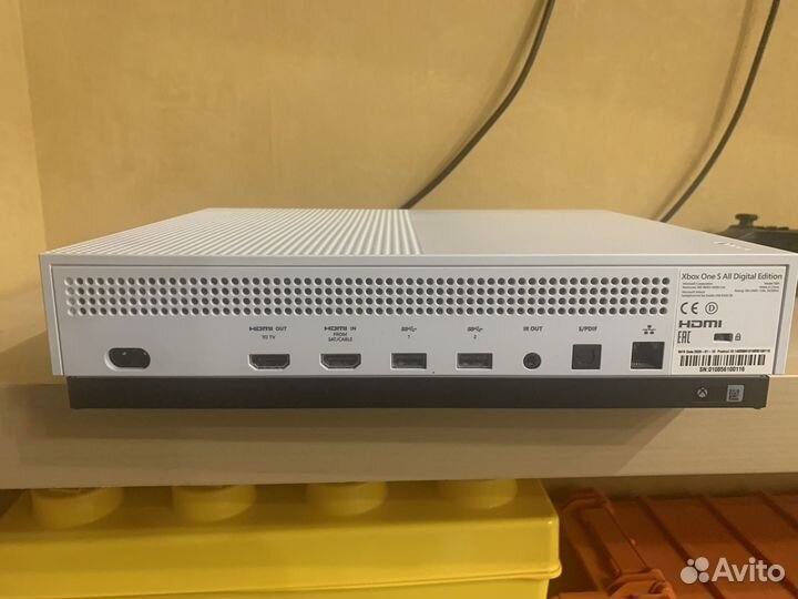 Xbox One S 1Tb + игры + 2 геймпада