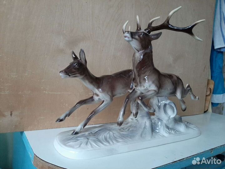 Статуэтка олень, бегущие олени