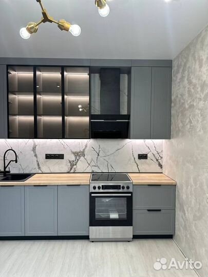 Кухня с витринами современная