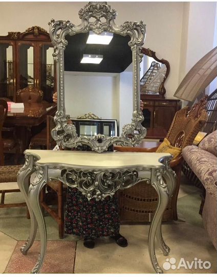 Туалетный столик с зеркалом