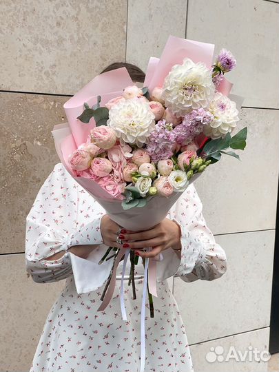 Букет из гортензии и пионовидных роз