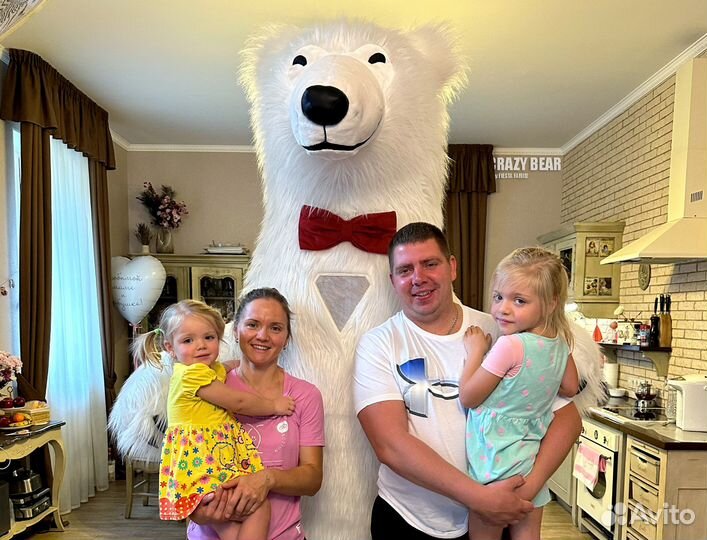 Красивый ростовой белый мишка