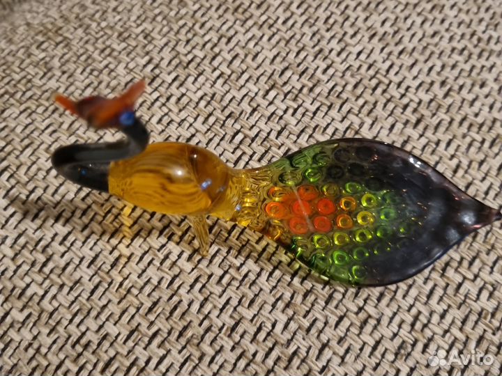 Павлин из цветного стекла