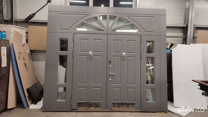 Двери входные в коттедж парадные