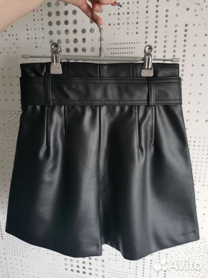 Кожаные черные шорты