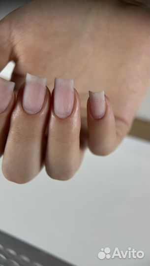 Модель на пленочный маникюр