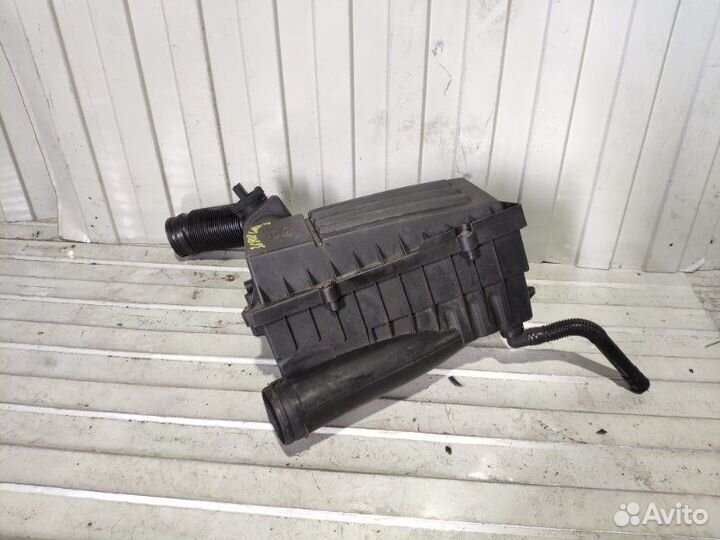 Корпус воздушного фильтра Volkswagen Golf 5 5-дв