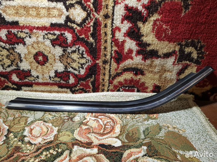 Молдинг левый задней форточки Toyota Premio 240