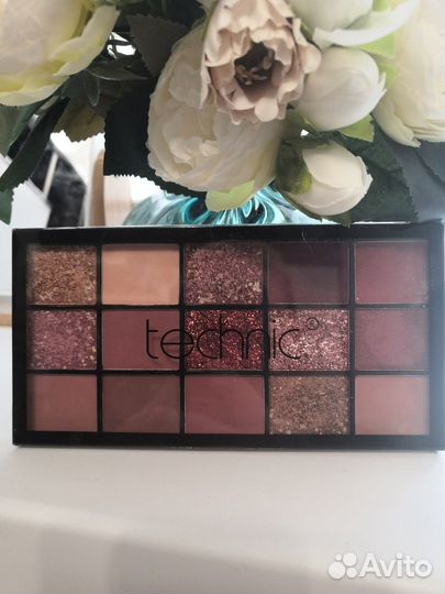 Набор косметики (тени для век, румяна)