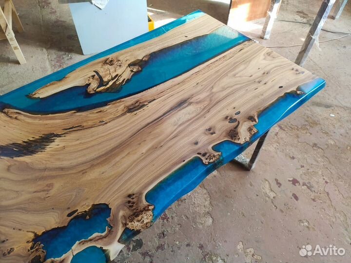 Стол река из слэбов карагача и эпоксидной смолы