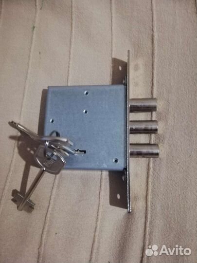 Дверной замок врезной