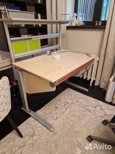 Школьная парта и стул