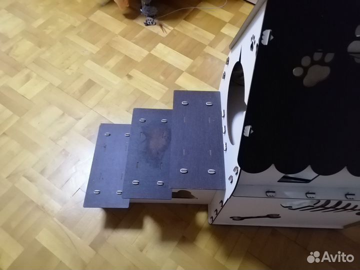 Деревянный домик для кошек и маленьких собак