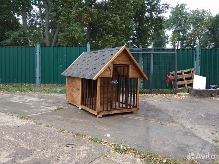 Утепленная будка с двухскатной крышей