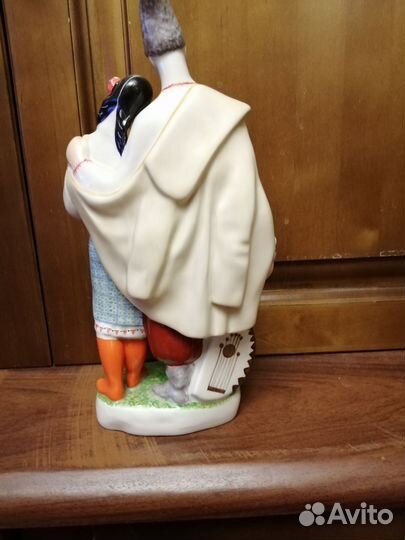 Статуэтка фарфор