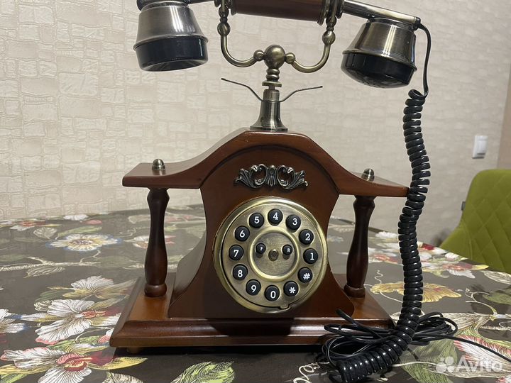Старинный стационарный телефон