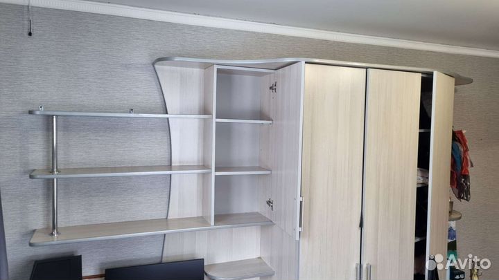 Стенка в комнату