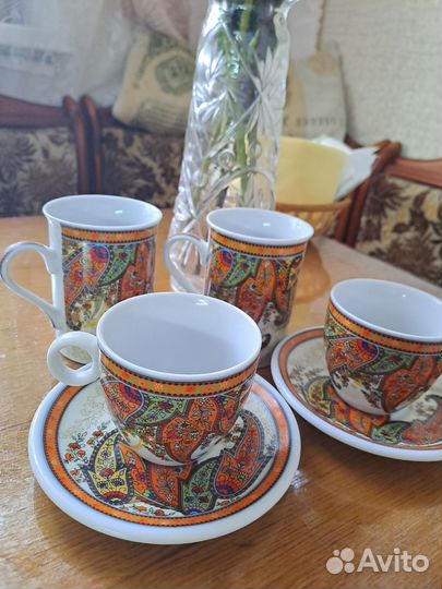 Фарфоровые кружки и чайные пары с восточным узором