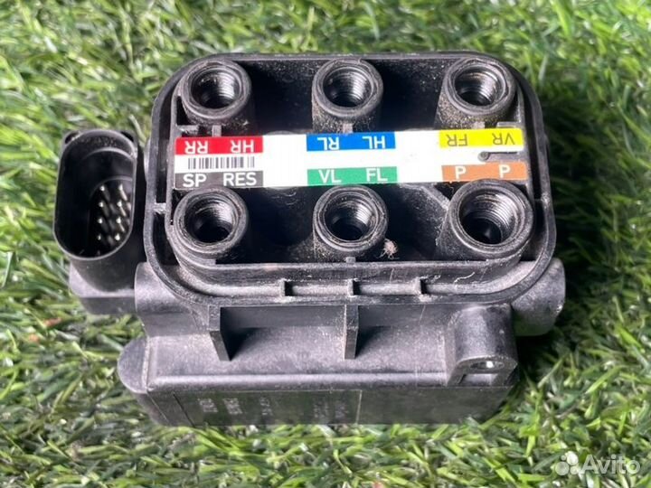 Блок клапанов пневмоподвески Mercedes-Benz