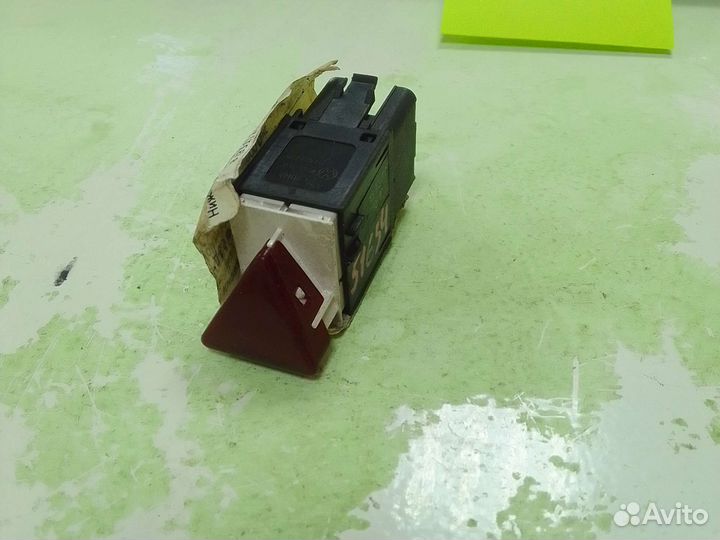 Кнопка аварийной сигнализации Volkswagen Passat B6
