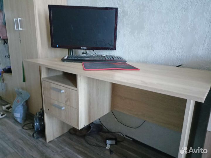 Компьютерный стол в хорошем состоянии,с монитором