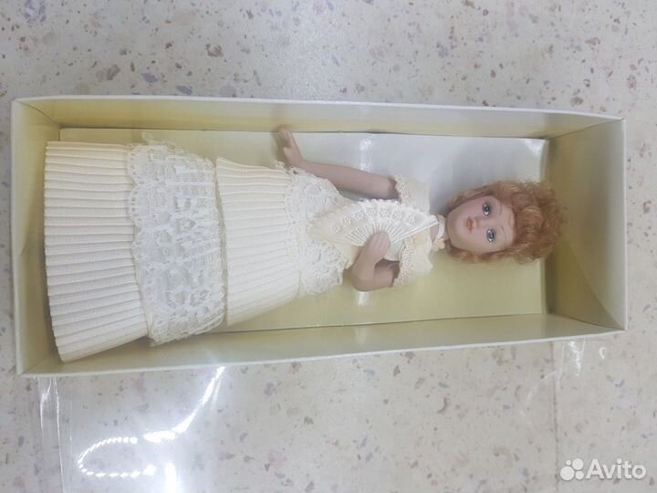 Фарфоровая кукла