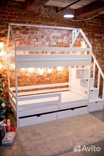 Двухъярусная кровать домик с лестницей комодом