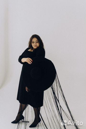 Шляпа с нитями черная