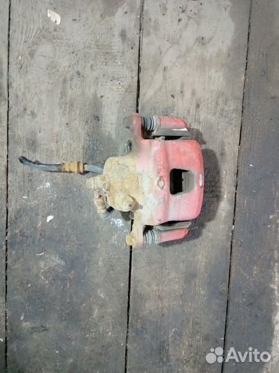 Суппорт тормозной передний правый Nissan Bluebird