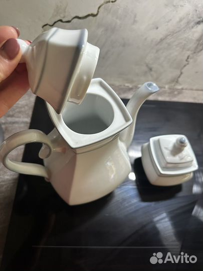 Чайник и сахарница