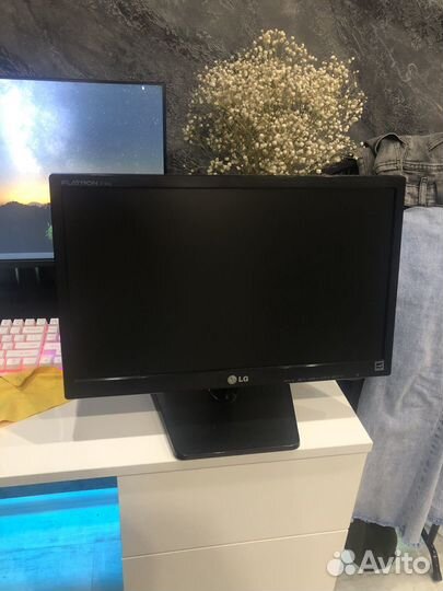 Монитор LG 19