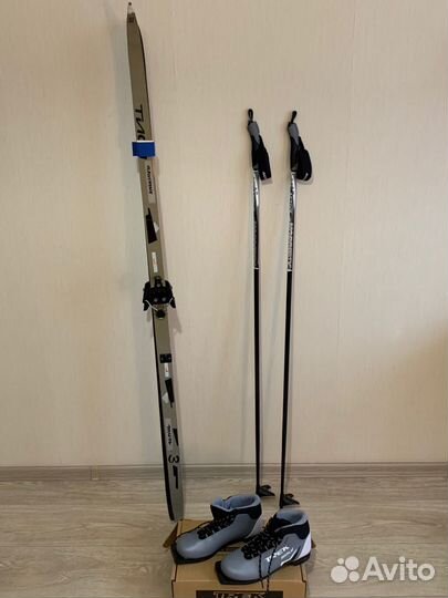 Лыжи, ботинки и палки