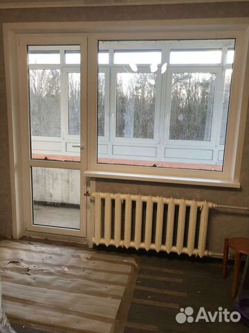 Пластиковая дверь с большим окном