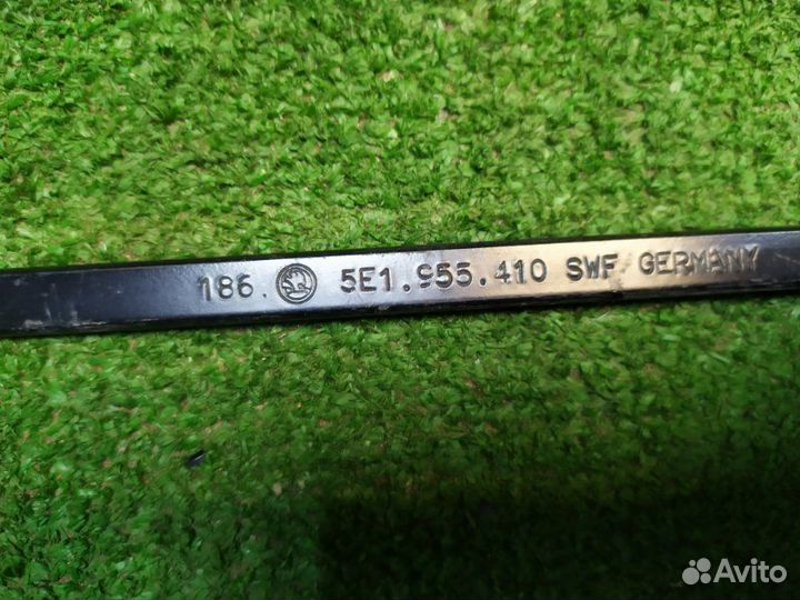 Поводок стеклоочистителя передний правый Skoda