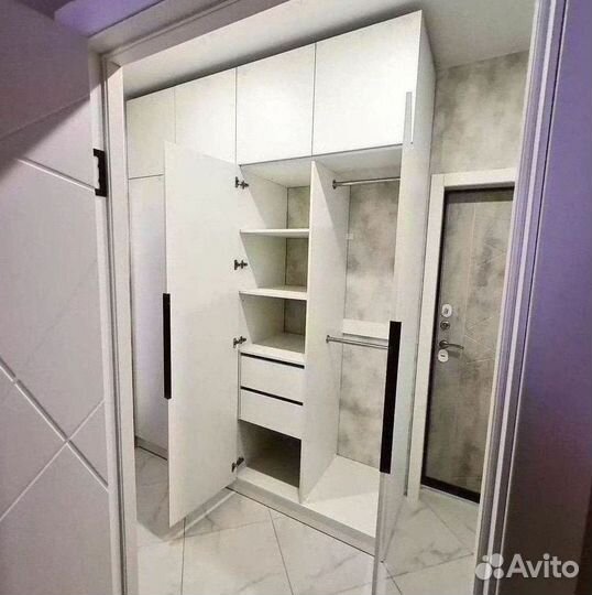 Шкаф распашной с полками