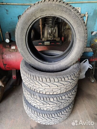 Продам зимнюю шипованную резину 215х60R17