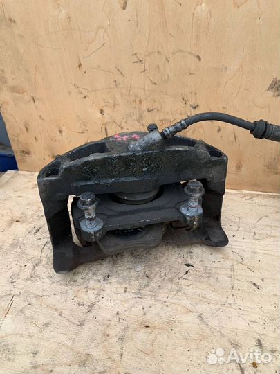 Суппорт тормозной Volvo V70 передний правый S80