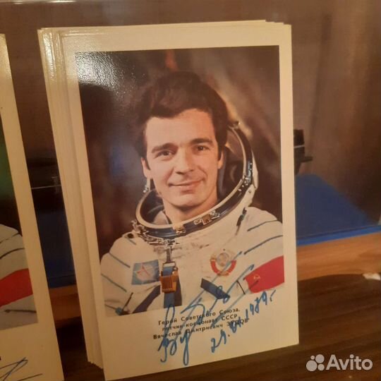 Летчики-космонавты с автографом