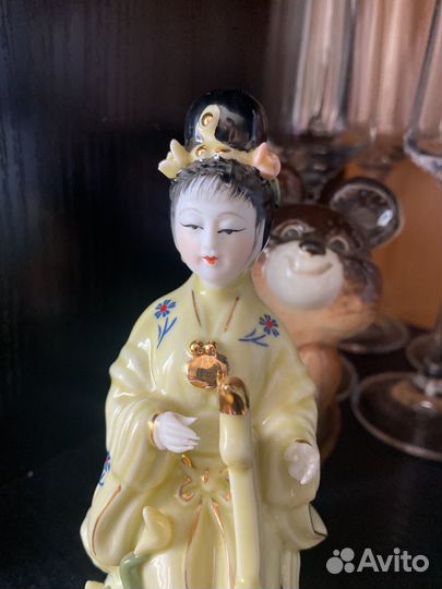 Фарфоровая статуэтка гейша