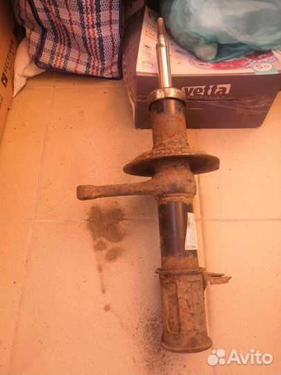 Передняя стойка правая на ваз 2112