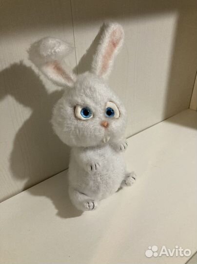 Вязаная игрушка ручной работы заяц
