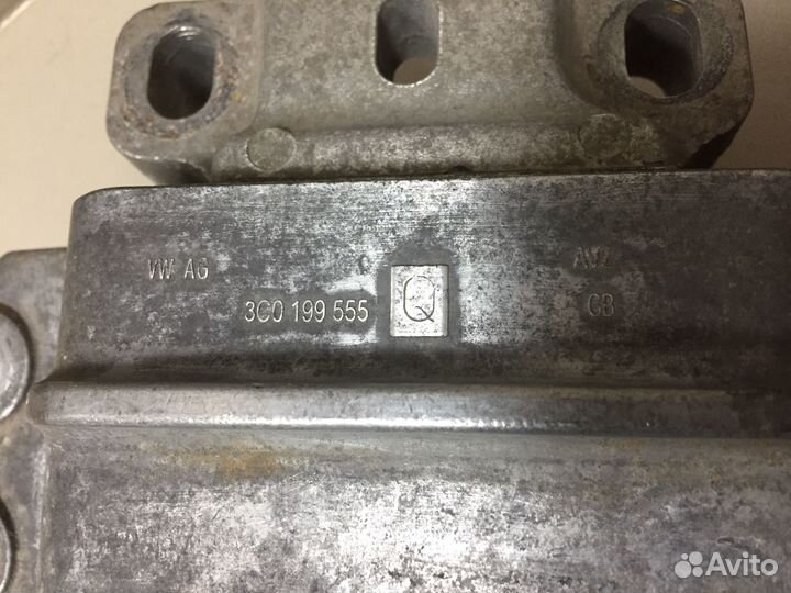 Опора двигателя левая VAG 3C0199555Q