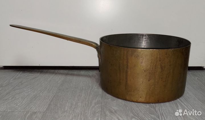 Старинная медная кастрюля с ручкой